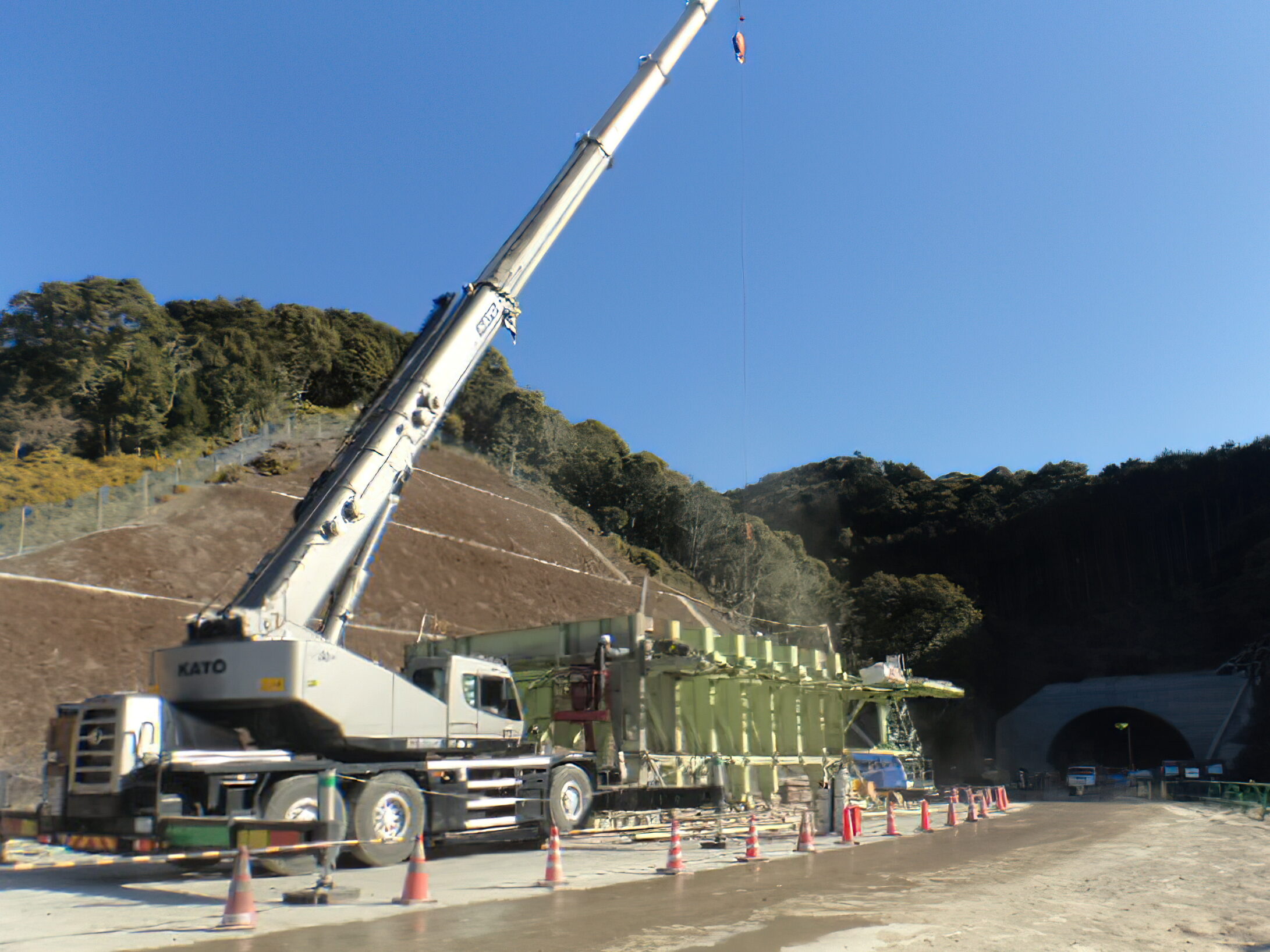 近畿地整すさみ串本東地トンネルでの作業の様子